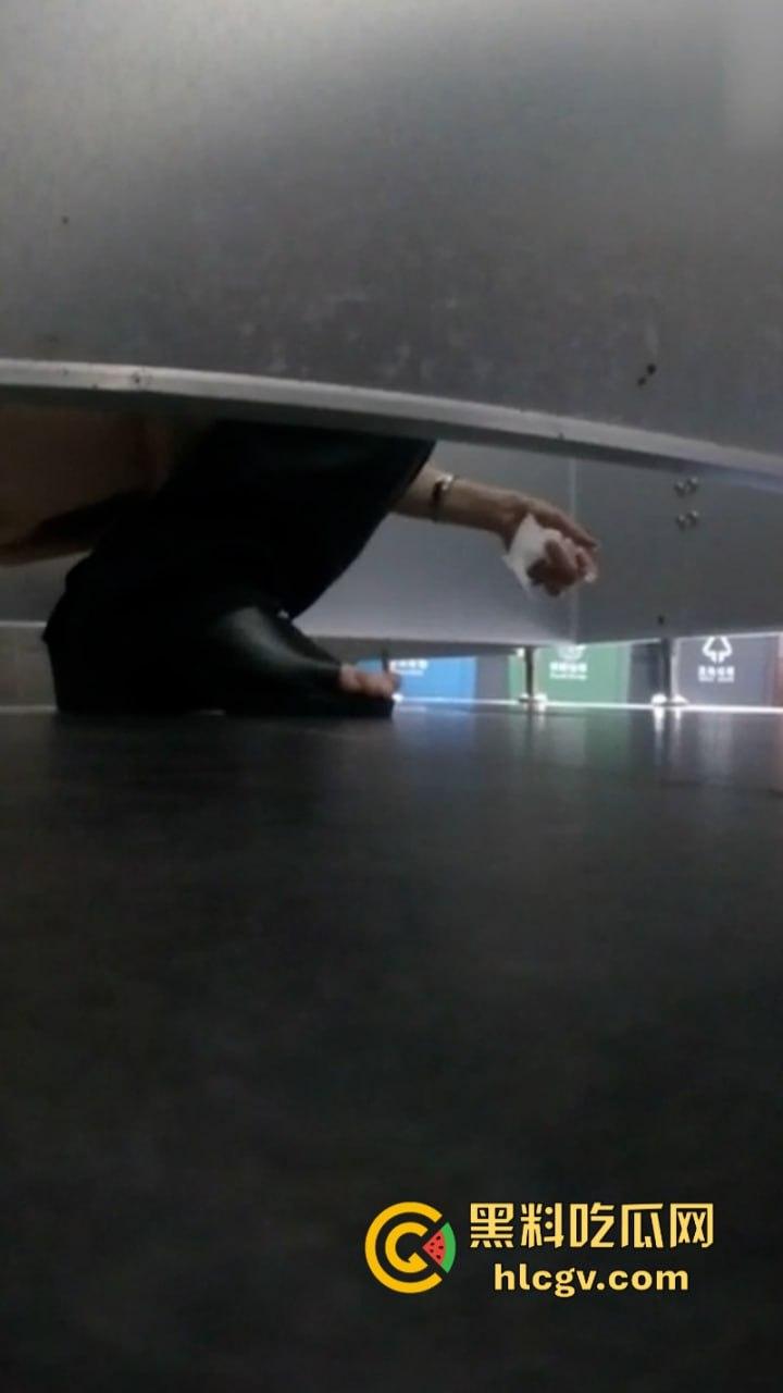 湖北省宜昌市公安局女局长【郑兴华】上厕所被前夫大胆偷拍 美臀鲍鱼清晰露出!-10