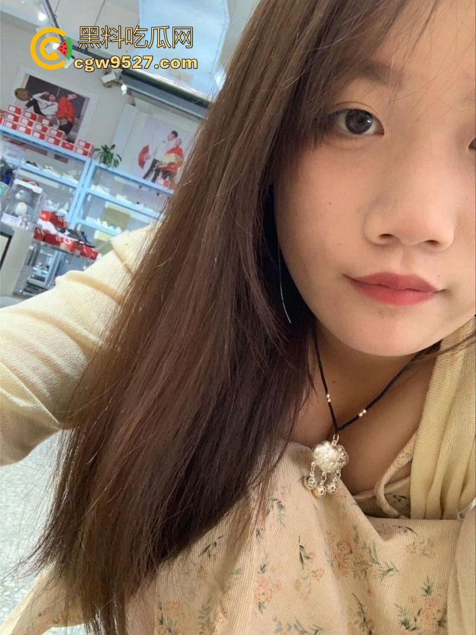 热心男子勇救落水女子，还知道从背后救，挺专业的，摇摇晃晃推到岸边，下次这种落水女子麻烦让我来救！-2