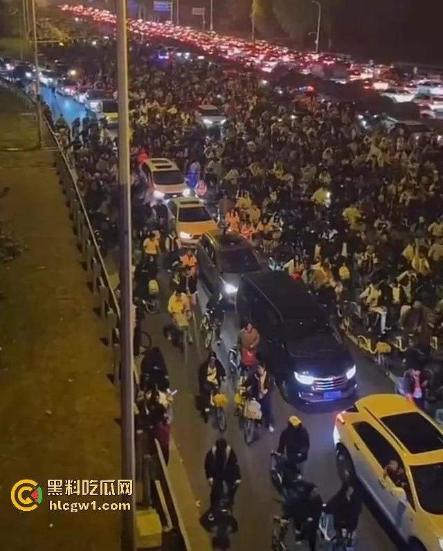 郑州大学生夜骑开封闹翻天！骑行大军占领多条路段，五小时攻陷50公里，交通瘫痪全网炸锅！-14