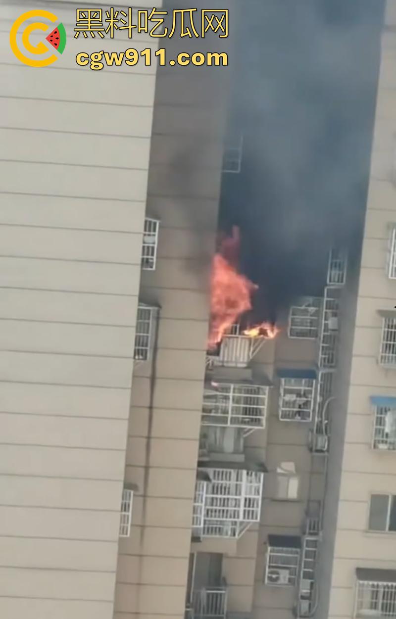 贵州铜仁松桃县特大火情，外滩小区三号楼烈火喷出，网传因家电起火导致，现场浓烟滚滚太可怕了！-2