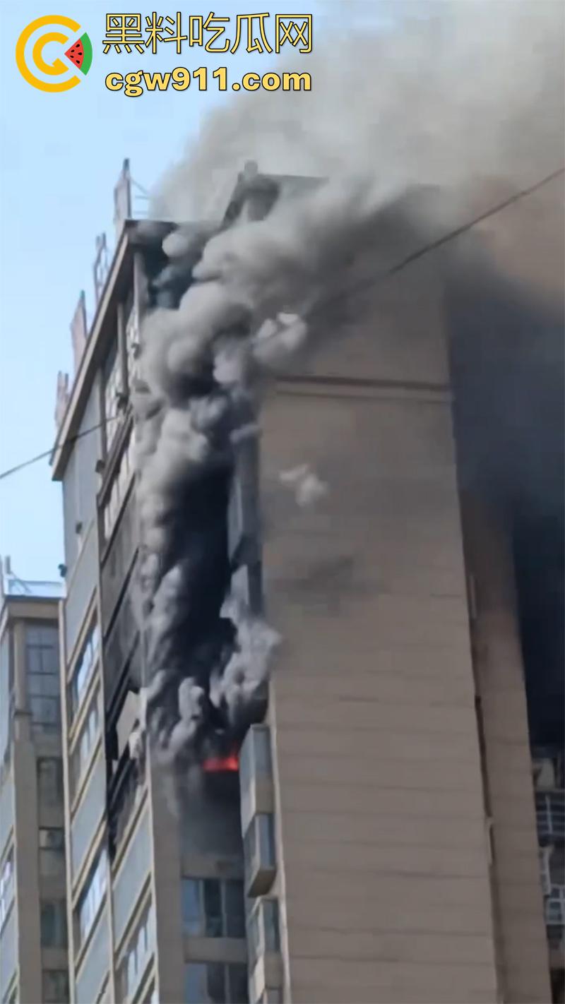 贵州铜仁松桃县特大火情，外滩小区三号楼烈火喷出，网传因家电起火导致，现场浓烟滚滚太可怕了！-7
