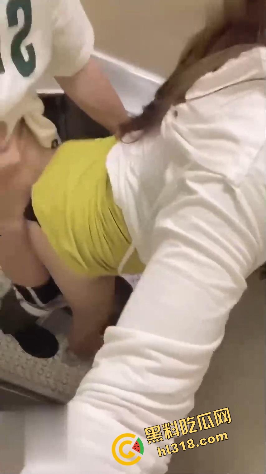 什么叫移动打炮？饥渴御姐车厢激战，一路搭讪一路摸，厕所偷情全程抓紧扶手，谁还在意终点是哪？-12