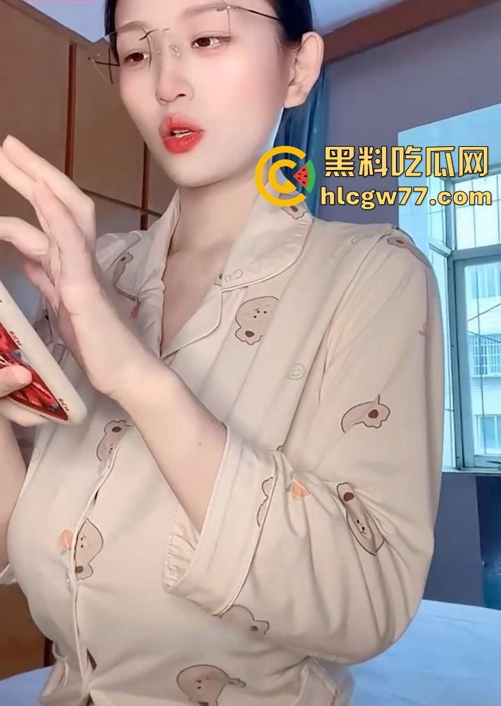 快手哺乳期少妇【晨曦兔子】福利视频流出 极品巨乳被不停揉捏奶水四溢 水晶棒自慰高潮不断！-1