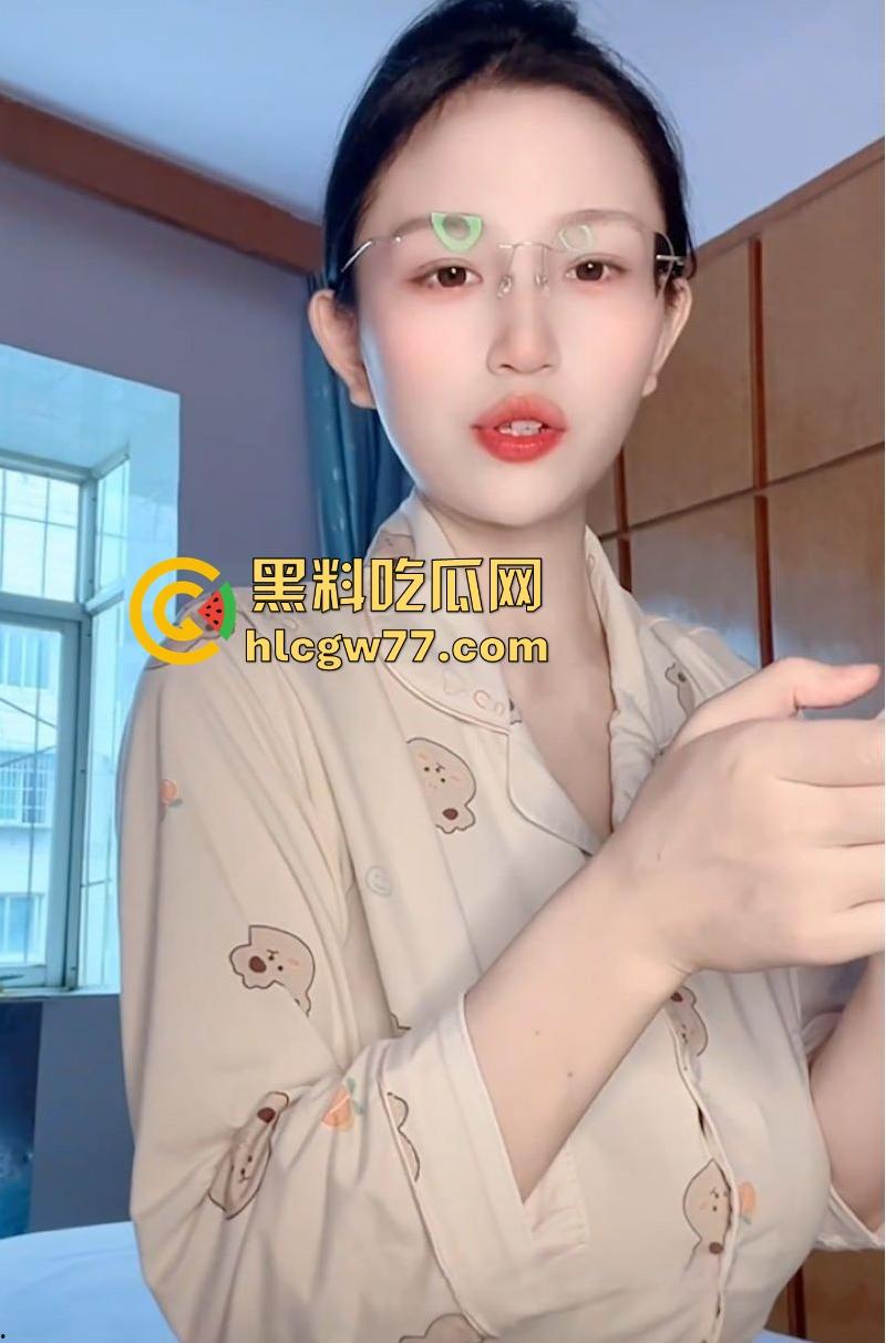 快手哺乳期少妇【晨曦兔子】福利视频流出 极品巨乳被不停揉捏奶水四溢 水晶棒自慰高潮不断！-2