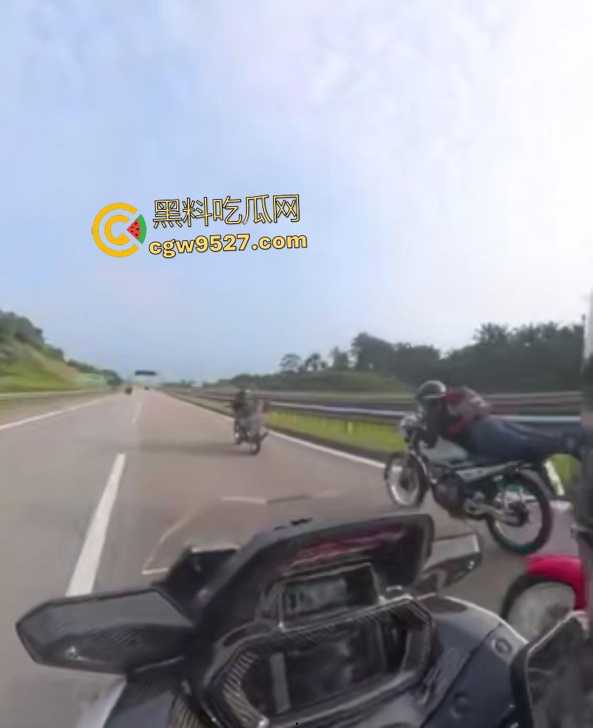 马来西亚摩托车仔cos超人飞姿飙车翻车!连环撞摩托直接散架,1人不治惨死,超人不是那么好当的!-1
