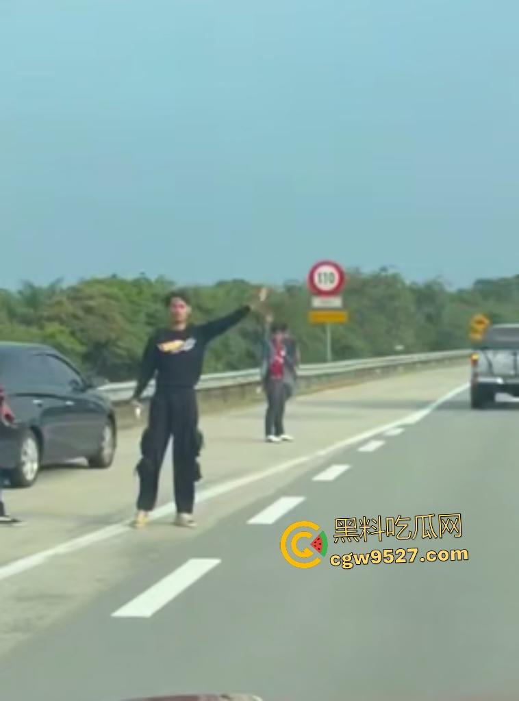 马来西亚摩托车仔cos超人飞姿飙车翻车!连环撞摩托直接散架,1人不治惨死,超人不是那么好当的!-4