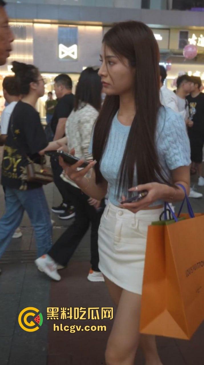 夜市街头超底美腿少女裙底风光 白色丁字裤配无毛逼缝 一看就是反差骚货-2