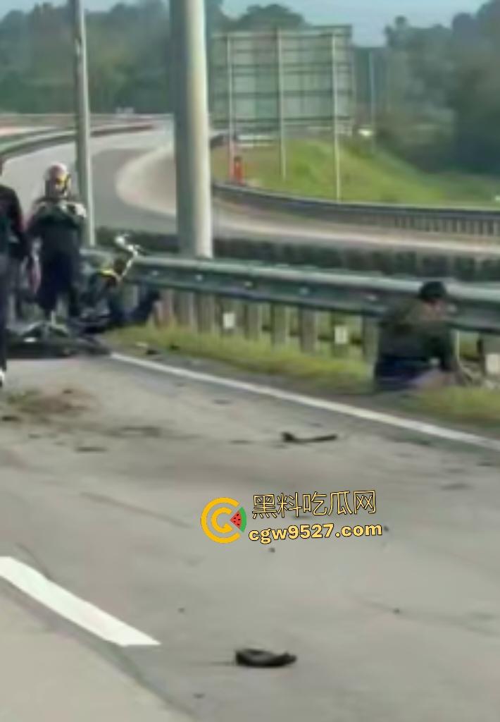 马来西亚摩托车仔cos超人飞姿飙车翻车!连环撞摩托直接散架,1人不治惨死,超人不是那么好当的!-6