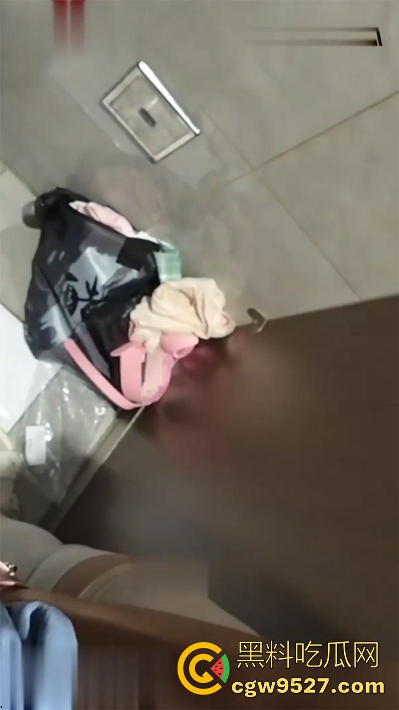 山东省艺小美女【曹羽萌】，身材超棒的性感舞蹈生，却在则所里面口交做爱，给男朋友跳裸舞！-4