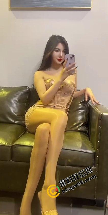 抖音骚逼【依依雅】装纯圈钱，说好2000上门见面喊7000，操都操了还玩临时加价，真当大哥是怨种？-6