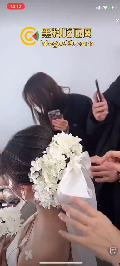 直播新赛道！新娘化妆走光,极品小姐姐奶头完全展现，流量密码被你拿捏的死死的-7