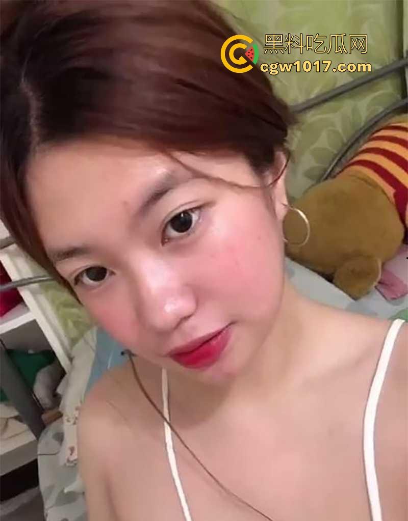 湖南大奶甜妹【马慧】清纯大奶少女初尝禁果，露脸撩拨求操，玩骑乘后入挨操还会吸吮手指，这种骚母狗咋培养的呢！-1