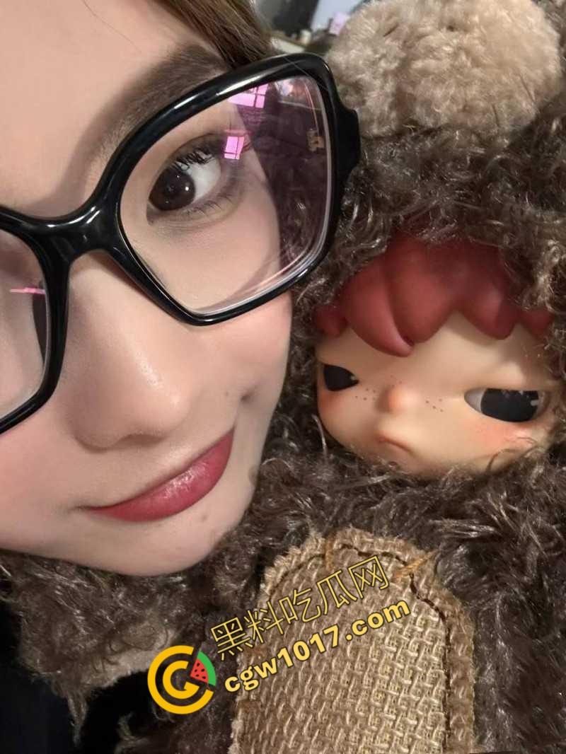 陕西西安大学极品校花【吴墨晗】：高冷御姐私下拜金狂热，情趣装备齐全，价格低廉成包养圈真正的泄欲女王！-1