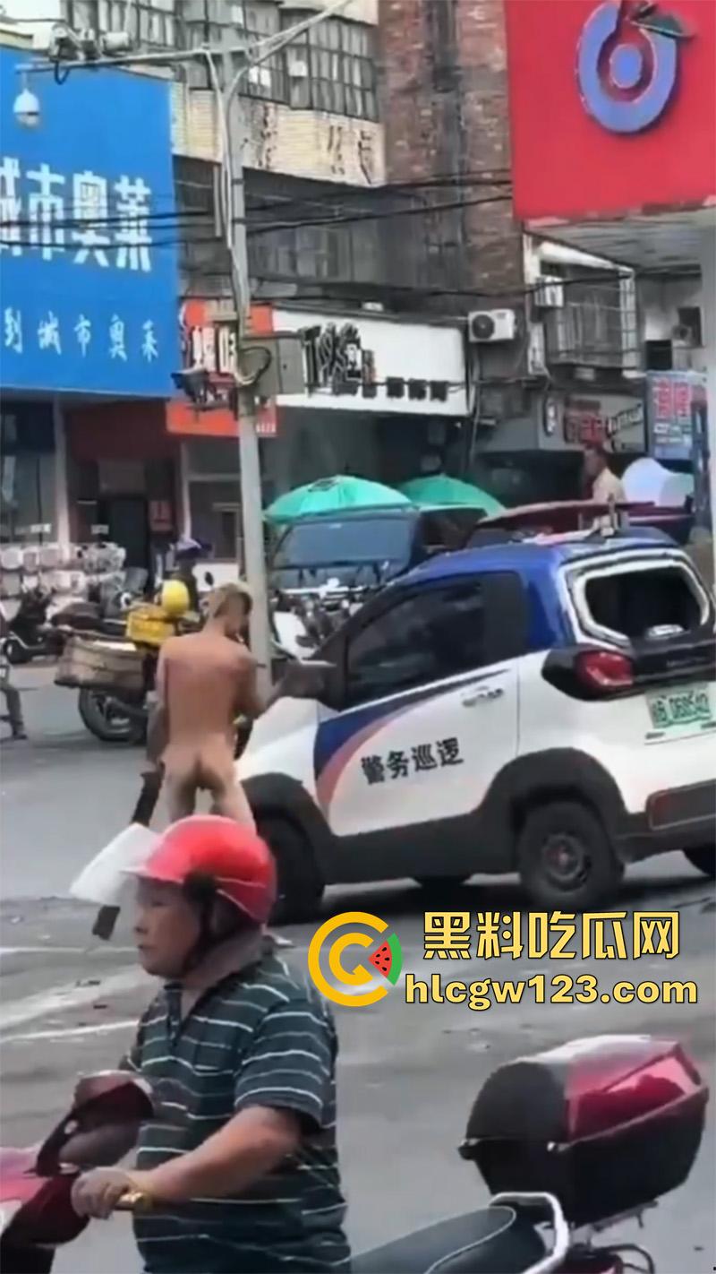 广西柳州惊现裸男,小黄毛疑似吸毒,大热天赤裸全身裸奔,到处砸车打人,被警察当场逮捕!-1