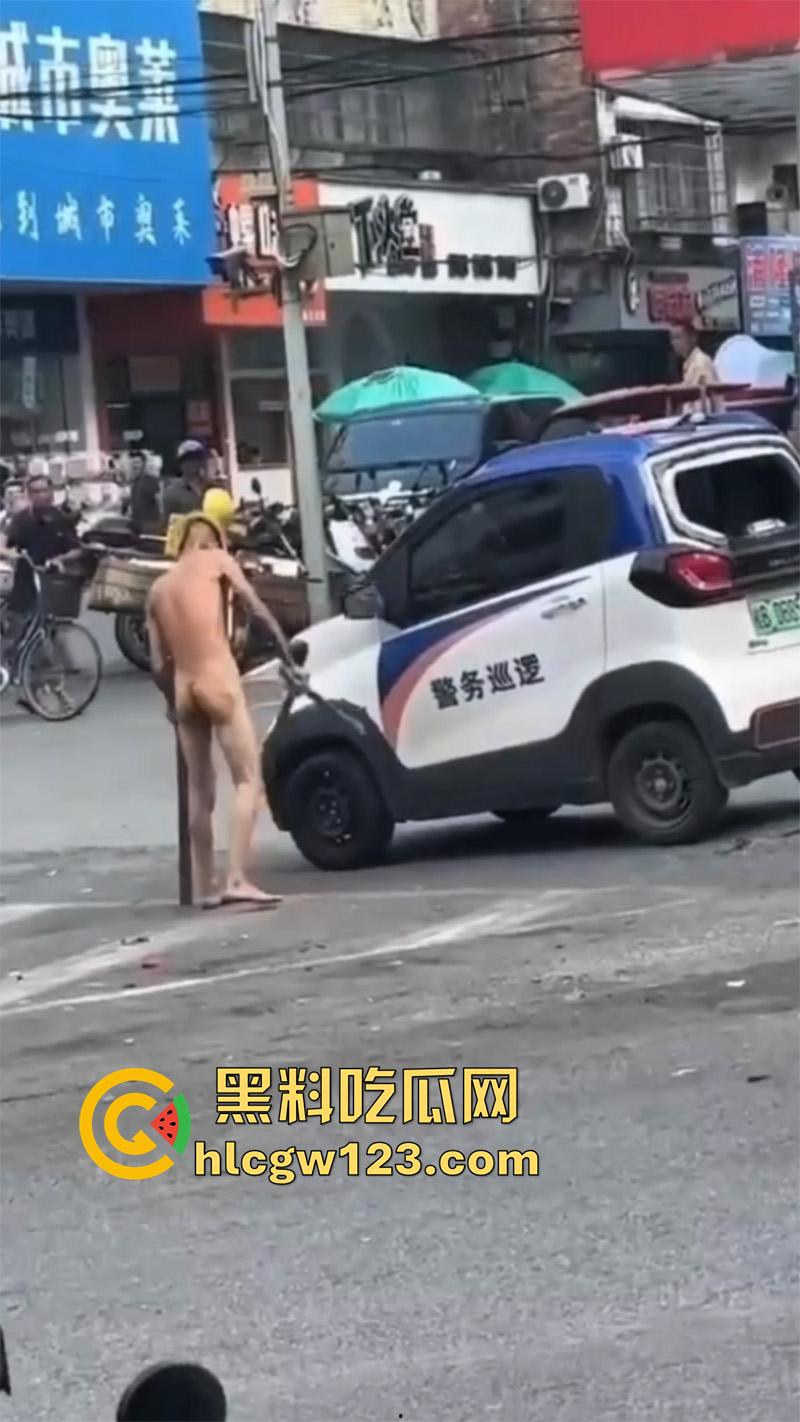 广西柳州惊现裸男,小黄毛疑似吸毒,大热天赤裸全身裸奔,到处砸车打人,被警察当场逮捕!-2