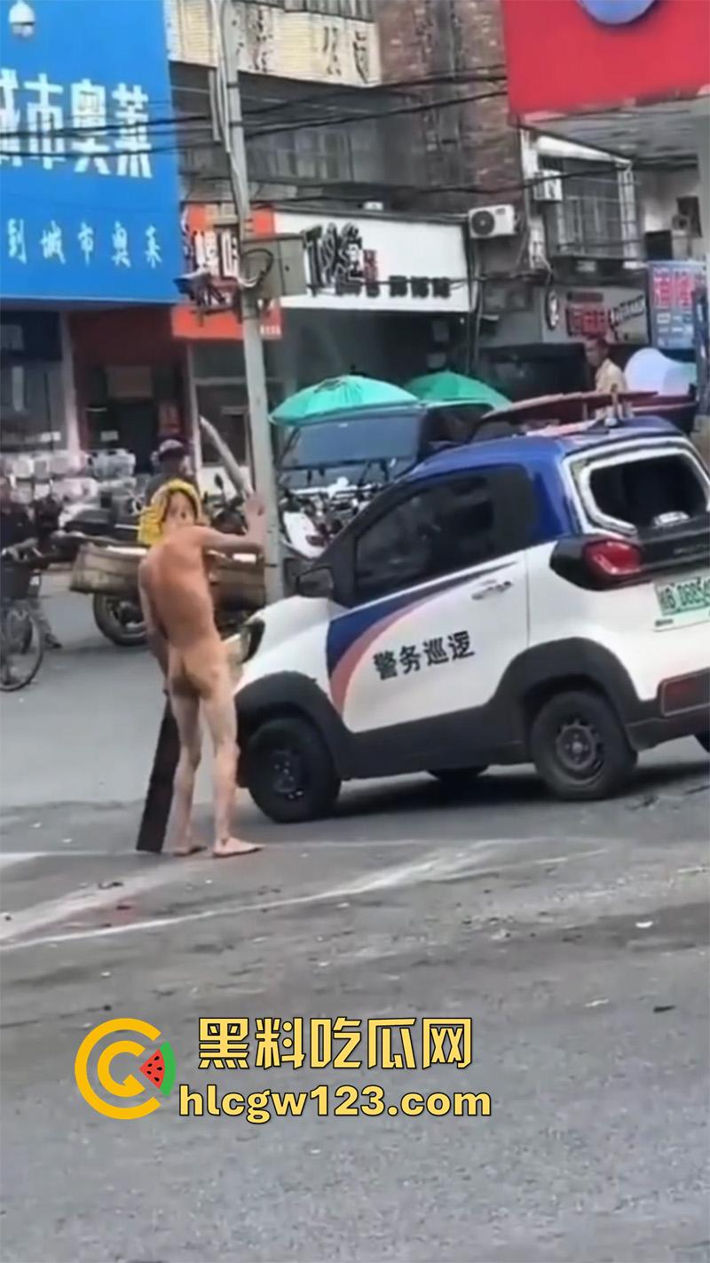 广西柳州惊现裸男,小黄毛疑似吸毒,大热天赤裸全身裸奔,到处砸车打人,被警察当场逮捕!-3