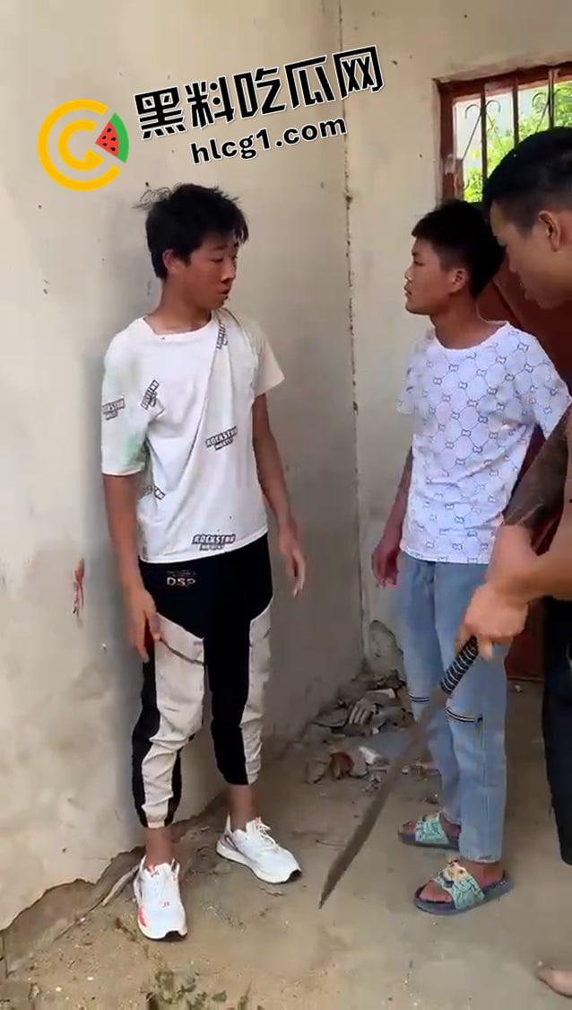 抖音快手热榜！河南南阳持刀霸凌原视频 一群纹身精神小伙持刀围殴 小伙子要被打得神志不清了-9