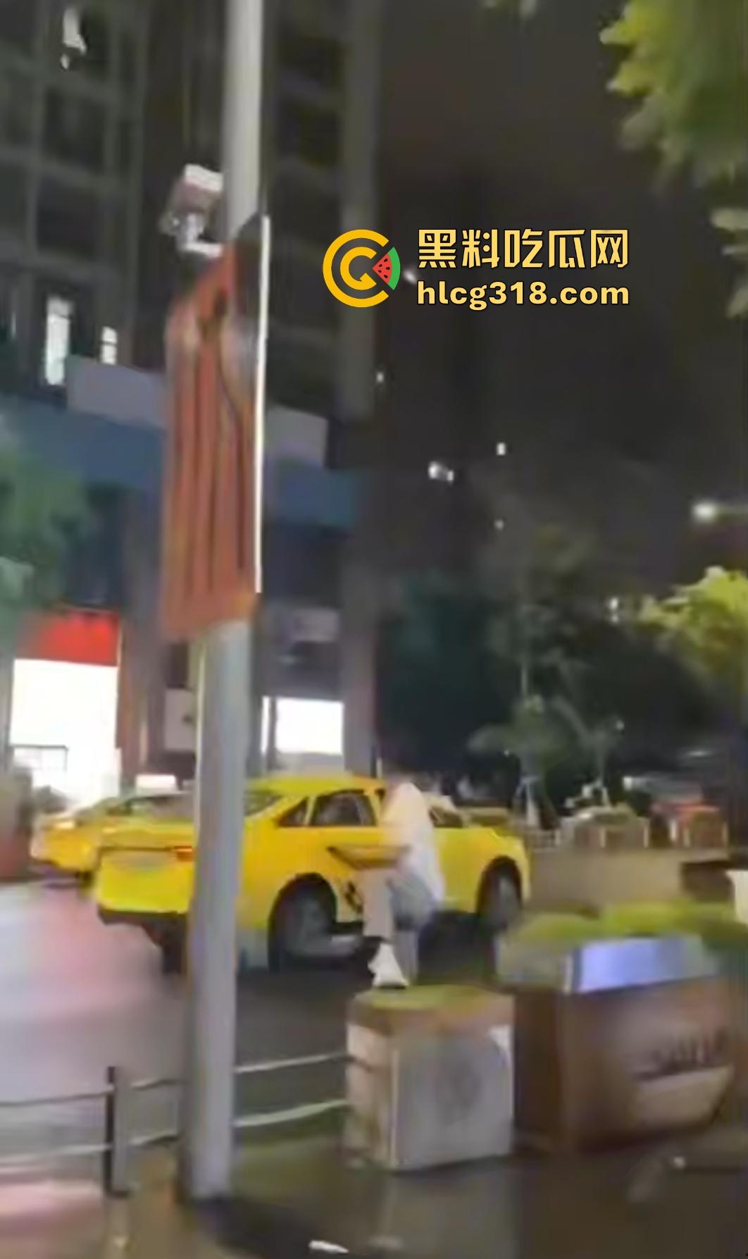 重庆九街6.21出租车撞人大乱斗，口嗨哥挑衅真实哥，力拍引擎盖天场面鸡飞狗跳！-6