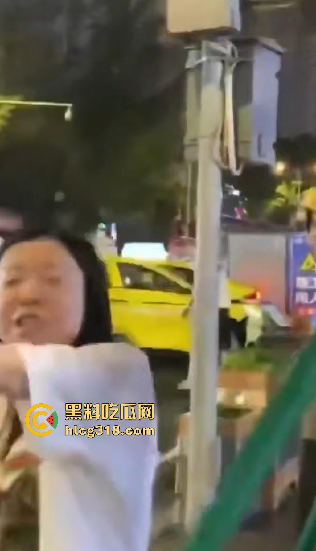 重庆九街6.21出租车撞人大乱斗，口嗨哥挑衅真实哥，力拍引擎盖天场面鸡飞狗跳！-8