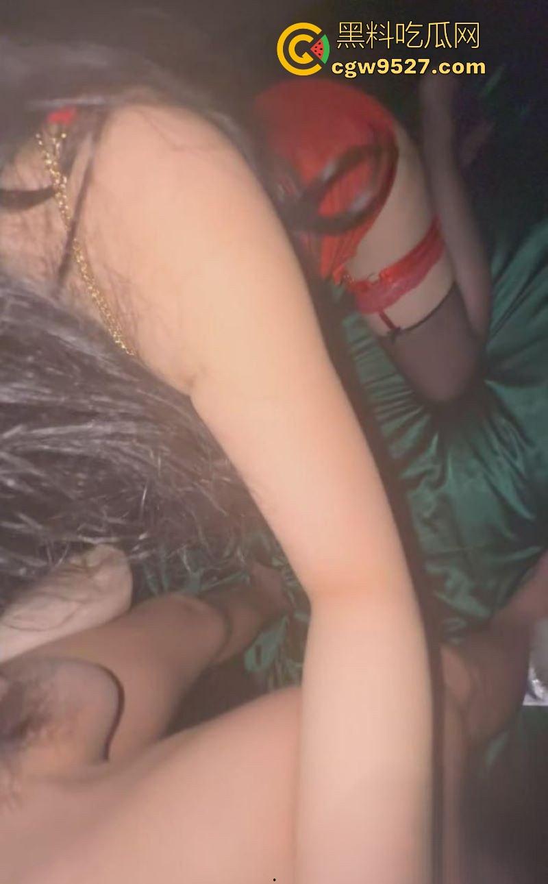 爆操吊带黑丝性感堂姐一个小时，无套猛操，跪舔鸡巴技巧娴熟，肛塞狠插屁眼，只怪堂姐太诱惑了！-5