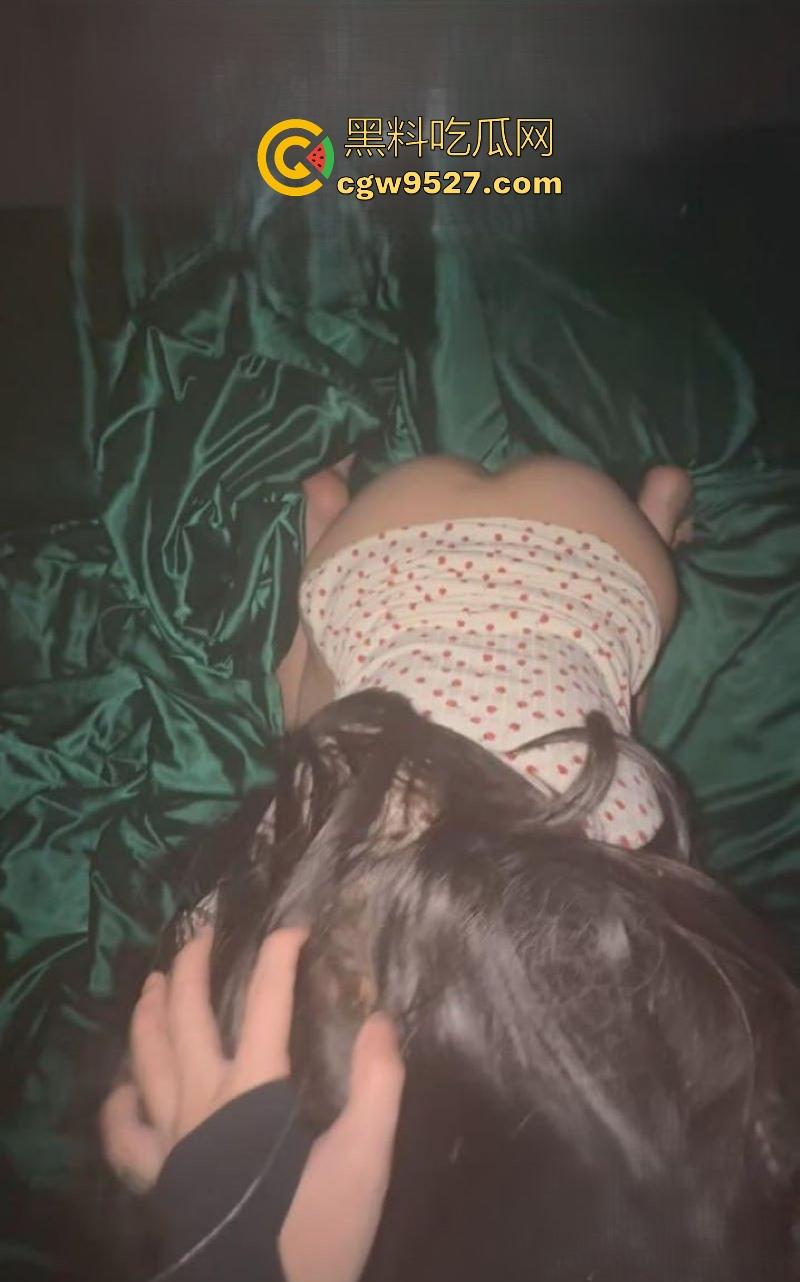 爆操吊带黑丝性感堂姐一个小时，无套猛操，跪舔鸡巴技巧娴熟，肛塞狠插屁眼，只怪堂姐太诱惑了！-7