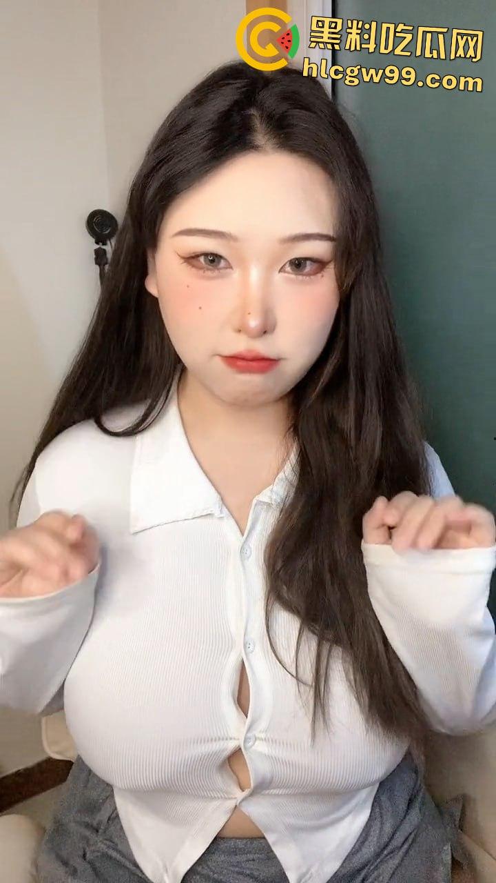 抖音3W粉擦边主播【丫丫有肉】宽衣解扣揉搓极品吊钟乳大奶， 疯狂晃动诱惑感拉满-4