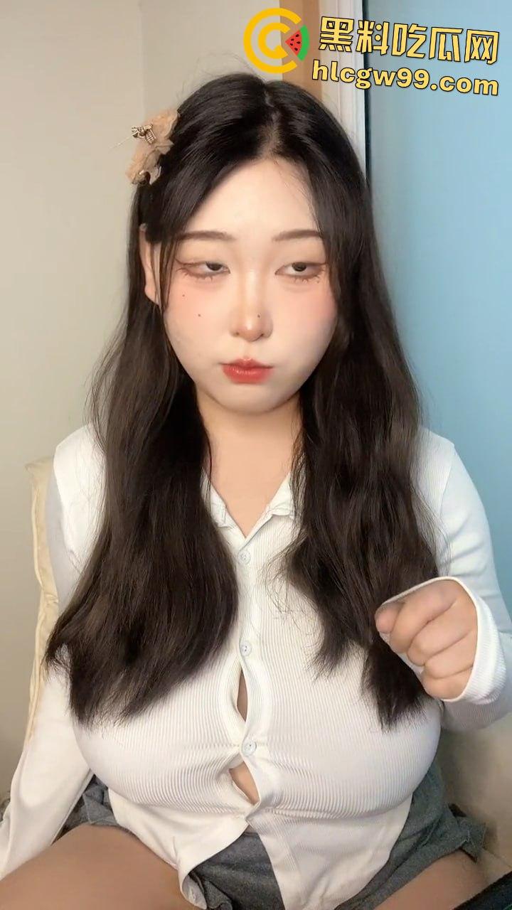 抖音3W粉擦边主播【丫丫有肉】宽衣解扣揉搓极品吊钟乳大奶， 疯狂晃动诱惑感拉满-5
