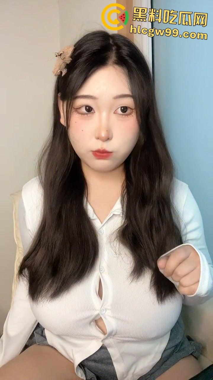 抖音3W粉擦边主播【丫丫有肉】宽衣解扣揉搓极品吊钟乳大奶， 疯狂晃动诱惑感拉满-6
