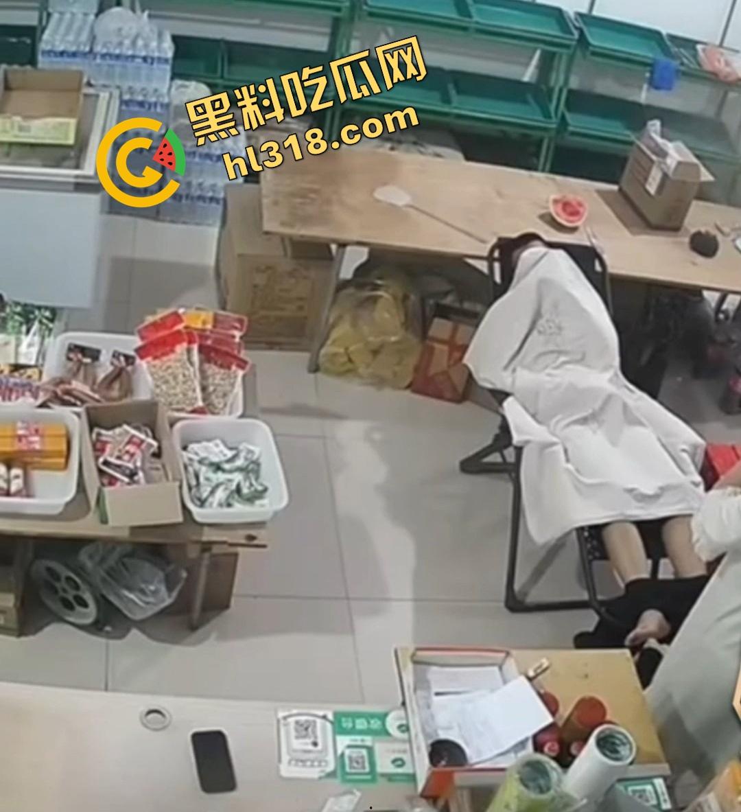 大白天门店打飞机被顾客撞见,店主骚到开着门撸管,顾客进门直接吓懵,这饥渴劲头是真服了!-2