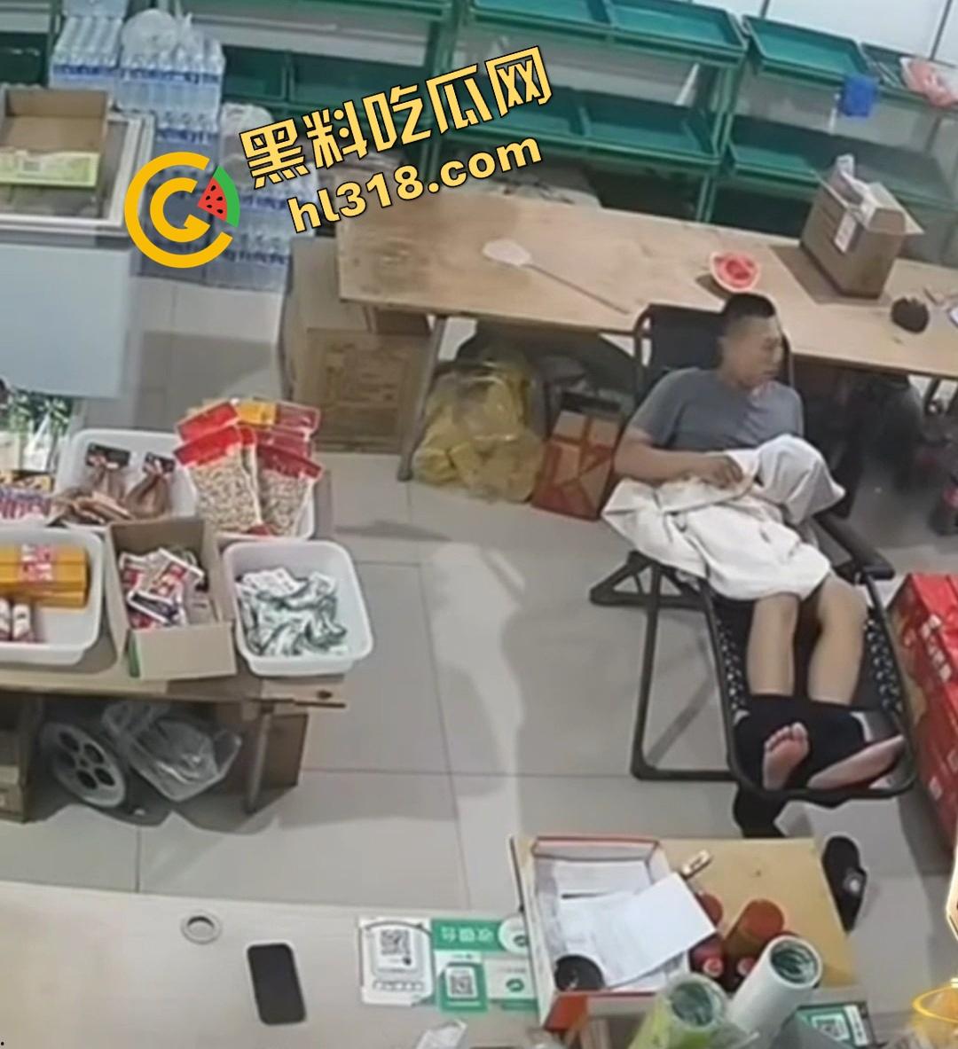 大白天门店打飞机被顾客撞见,店主骚到开着门撸管,顾客进门直接吓懵,这饥渴劲头是真服了!-9