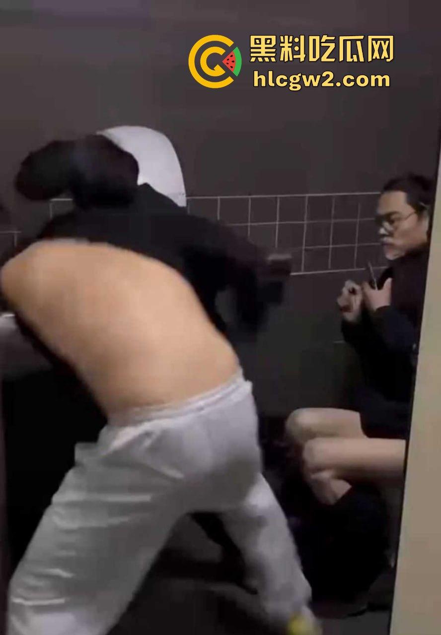 公共厕所两个小伙打架闹到蹲坑 旁边眼镜哥直接被打懵 场面尴尬又搞笑！-5