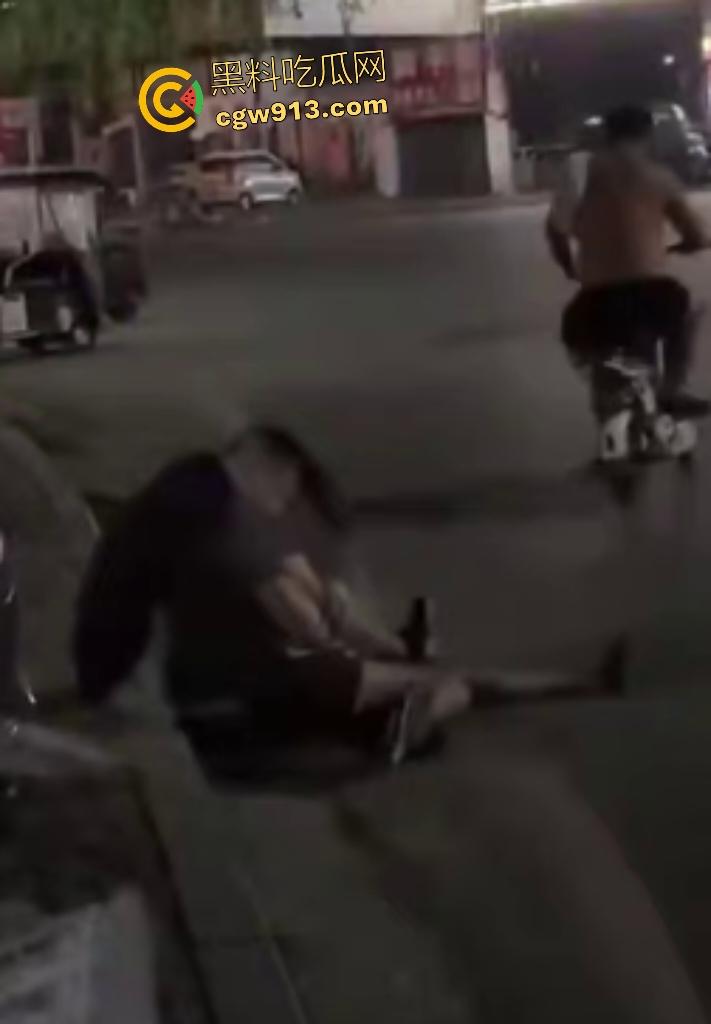 夜晚老头当街捡尸醉酒女，假装好心人，实则手早已摸奶猥亵，醉酒女孩浑然不知，就差脱裤操逼了！-6
