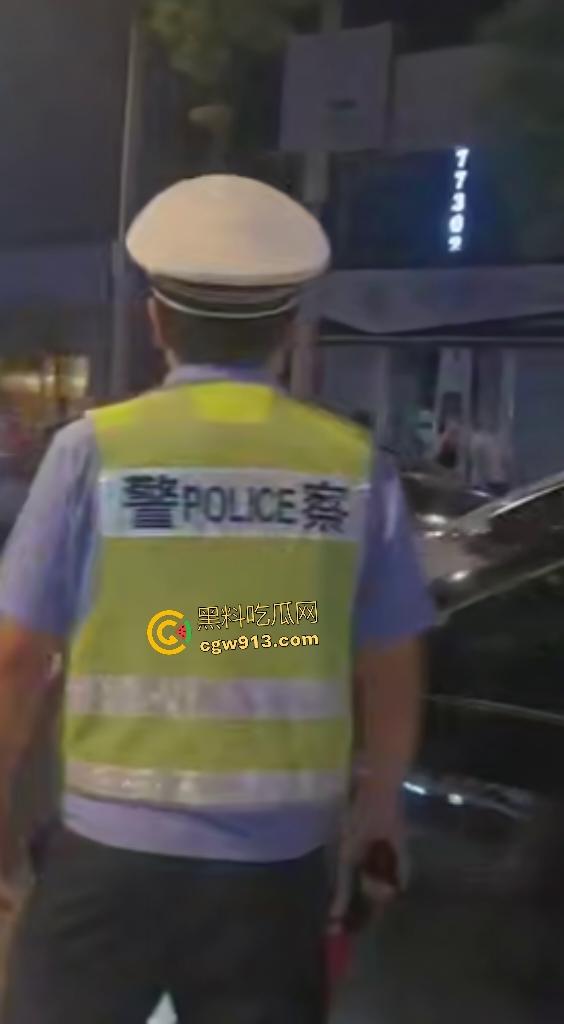 9月3日凌晨岳阳天伦国际，酒驾司机直接撞车逃逸，交警棍敲玻璃都没用，观众连忙说牛逼牛逼！-1