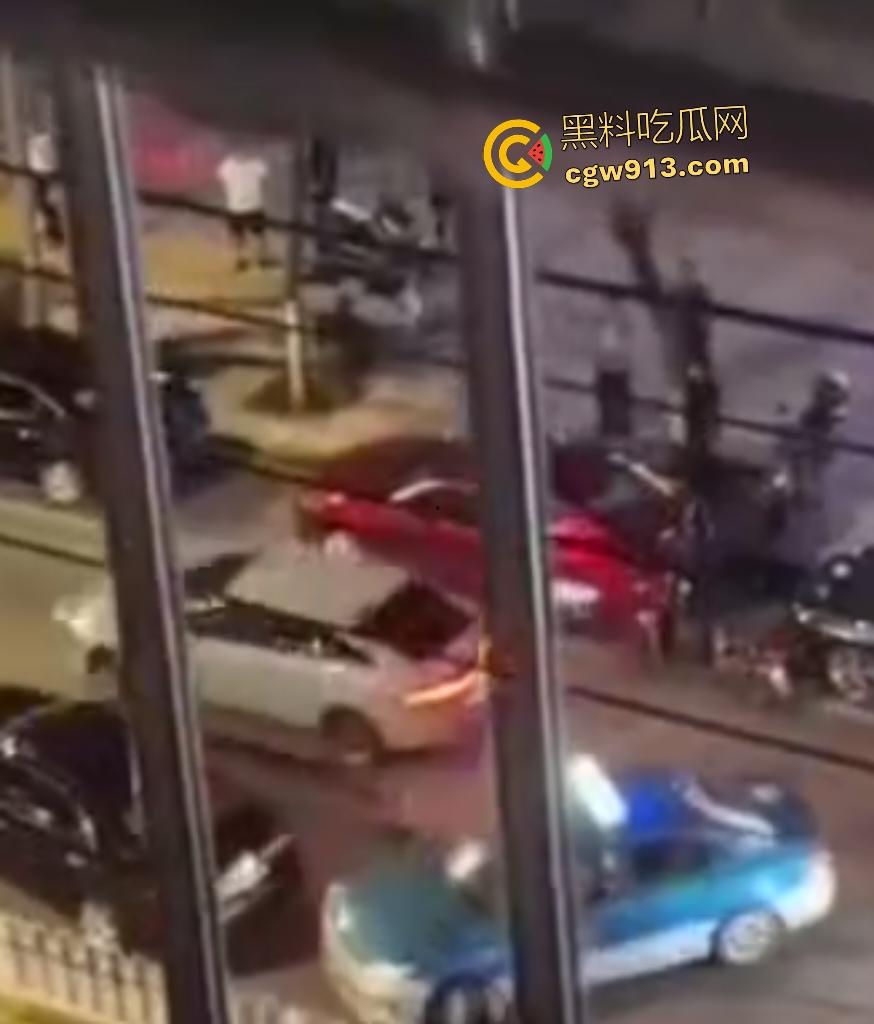 9月3日凌晨岳阳天伦国际，酒驾司机直接撞车逃逸，交警棍敲玻璃都没用，观众连忙说牛逼牛逼！-3