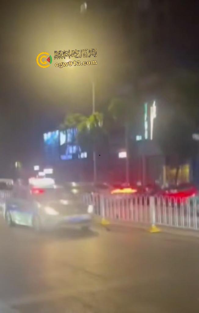 9月3日凌晨岳阳天伦国际，酒驾司机直接撞车逃逸，交警棍敲玻璃都没用，观众连忙说牛逼牛逼！-5