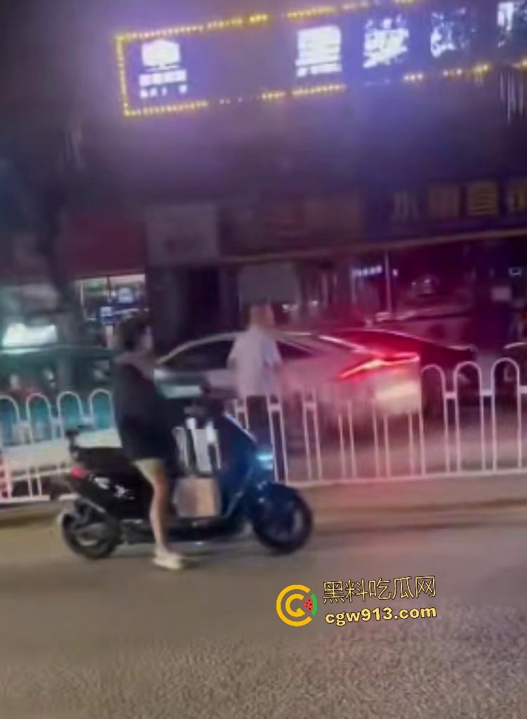 9月3日凌晨岳阳天伦国际，酒驾司机直接撞车逃逸，交警棍敲玻璃都没用，观众连忙说牛逼牛逼！-6