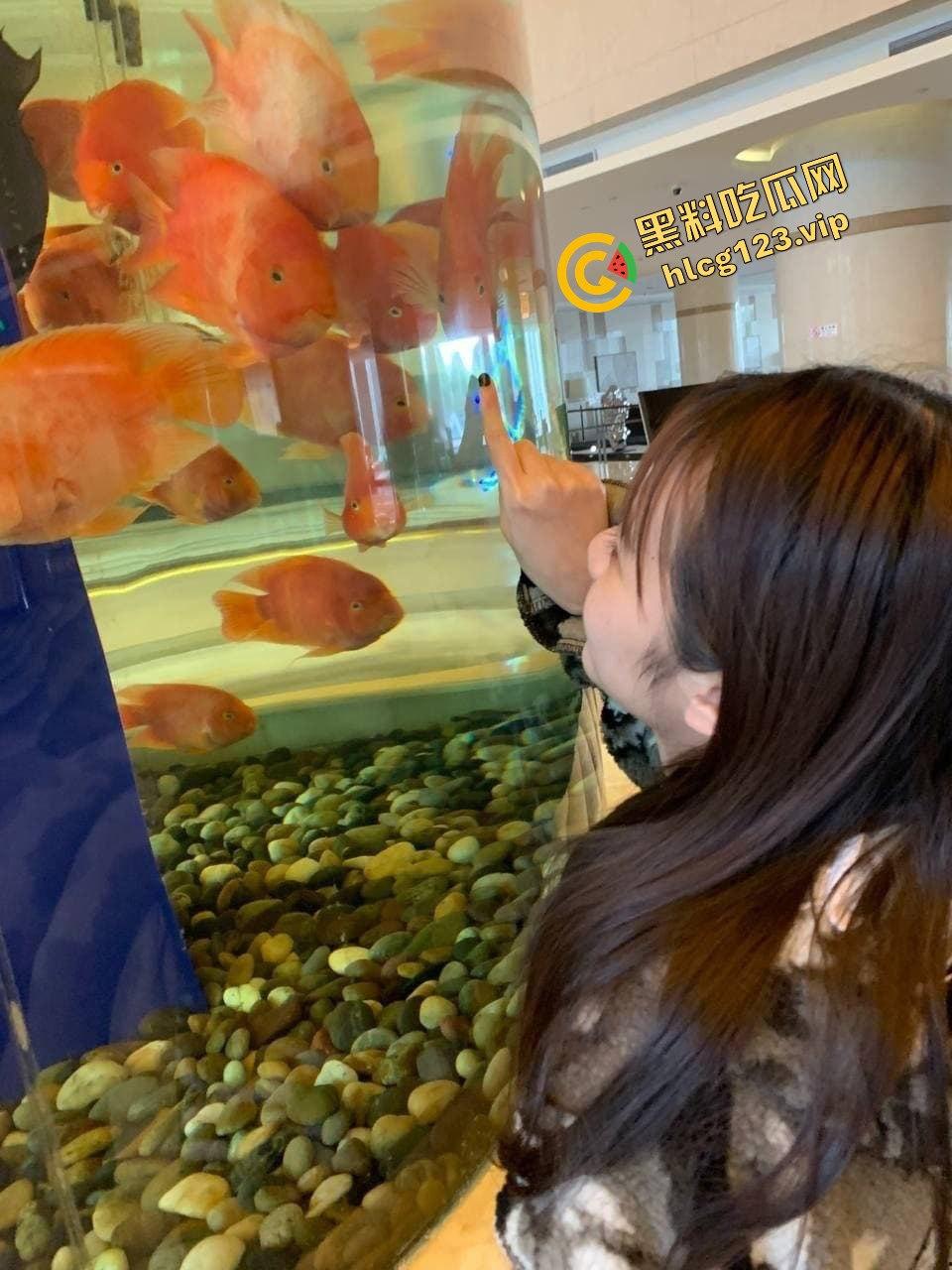 某书搭讪到的温柔大学妹子，竟是有男友的反差M属性女，3P大战释放天性！-5