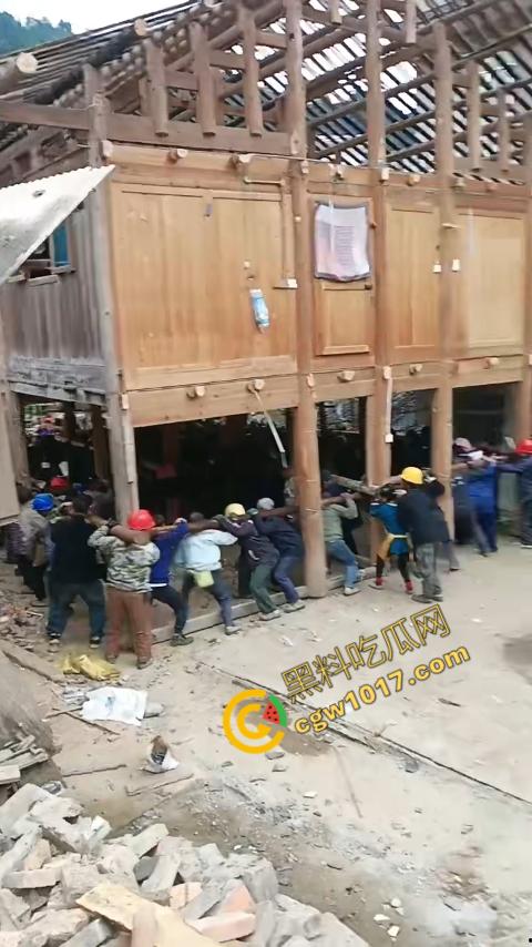贵州黔东南搬家视频火爆全网，众人合力将房屋搬走，离谱骚操作看呆网友，直呼这才是真正的“搬家”！-7