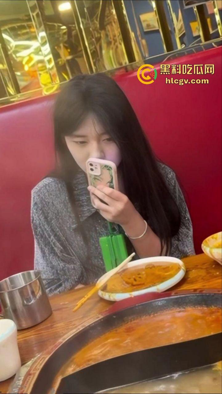 瓜友投稿火锅聚会女友闺蜜喝断片，趁机无套直入粉嫩鲍鱼！极品闺蜜醉酒后被玩弄一夜疯狂内射！-1