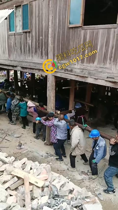 贵州黔东南搬家视频火爆全网，众人合力将房屋搬走，离谱骚操作看呆网友，直呼这才是真正的“搬家”！-8