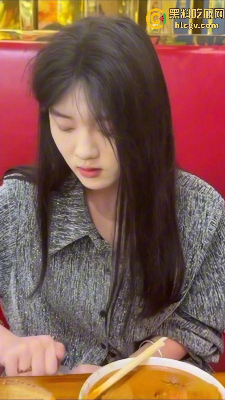 瓜友投稿火锅聚会女友闺蜜喝断片，趁机无套直入粉嫩鲍鱼！极品闺蜜醉酒后被玩弄一夜疯狂内射！-2