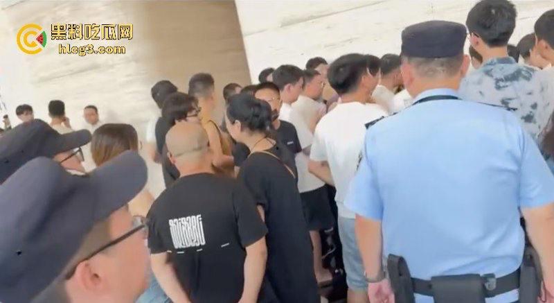 权没维上 还交了20块停车费？极氪背后的生存之战 极氪车主彻底破防 老车主拉横幅维权-6