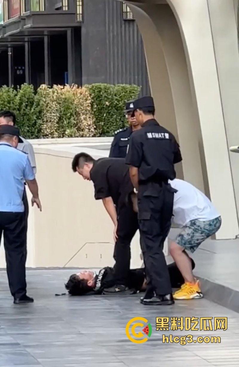 权没维上 还交了20块停车费？极氪背后的生存之战 极氪车主彻底破防 老车主拉横幅维权-11