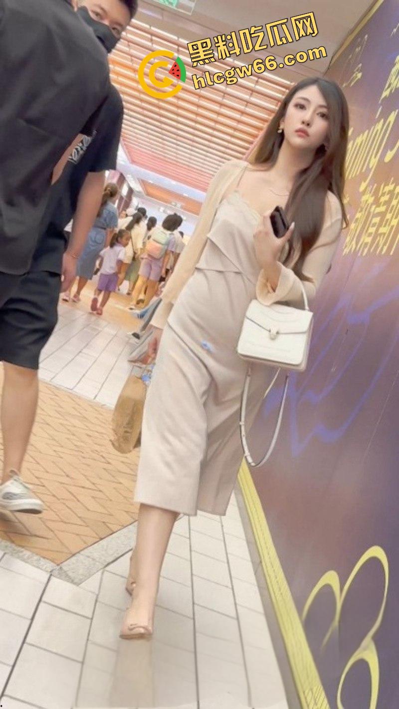 广州长裙富少女友真空出街，骚得一比，偷拍难度地狱级，裙下粉穴若隐若现，防得比处女还紧！-3