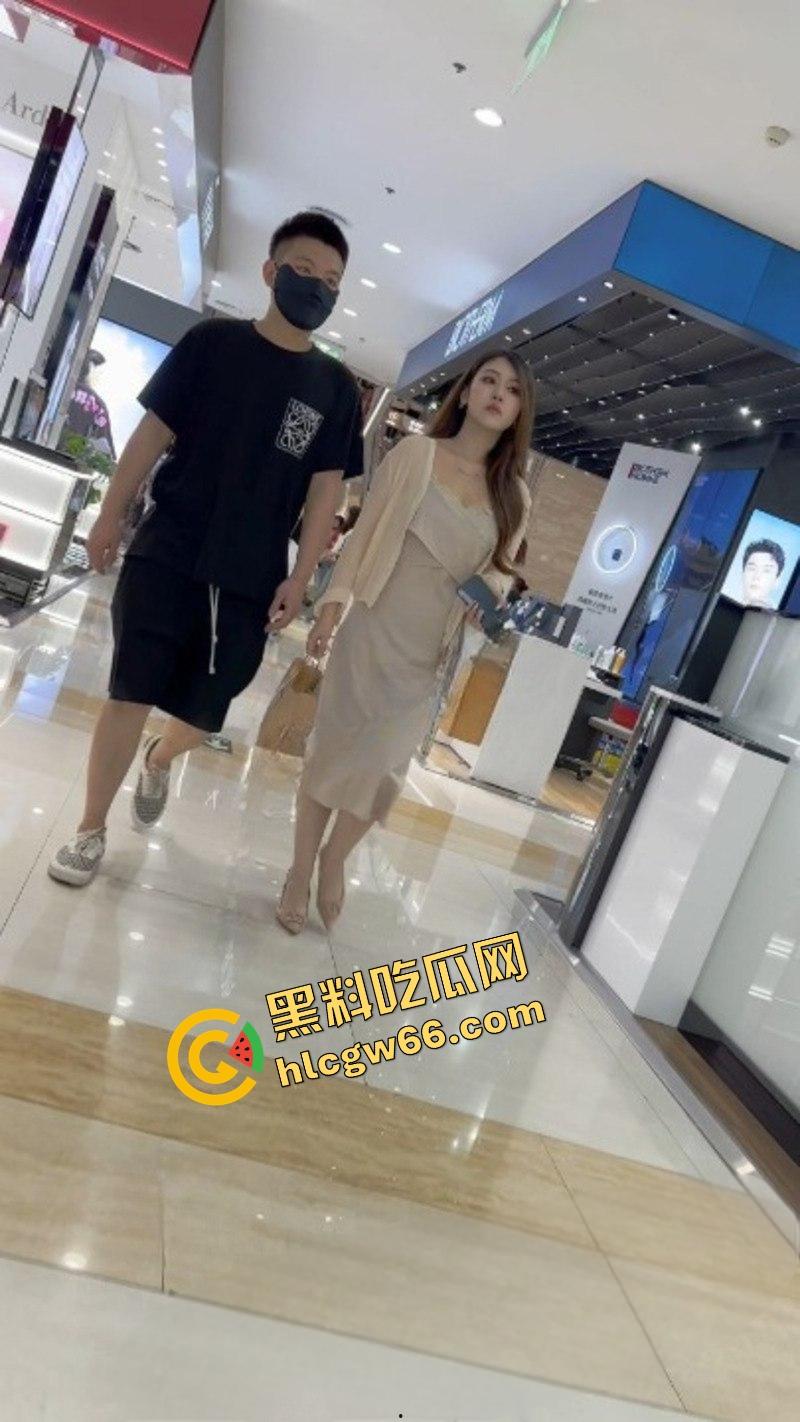 广州长裙富少女友真空出街，骚得一比，偷拍难度地狱级，裙下粉穴若隐若现，防得比处女还紧！-7