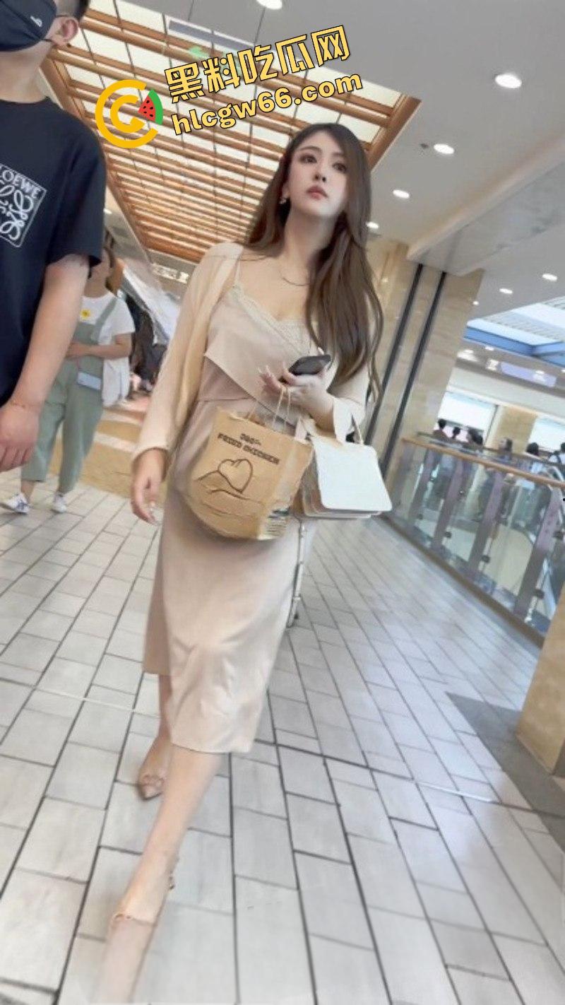 广州长裙富少女友真空出街，骚得一比，偷拍难度地狱级，裙下粉穴若隐若现，防得比处女还紧！-8