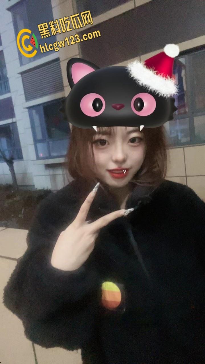 山东清纯学生妹【于依菲】,童颜巨乳极品尤物, 背着男友被网调,各种假屌露脸自慰!-1