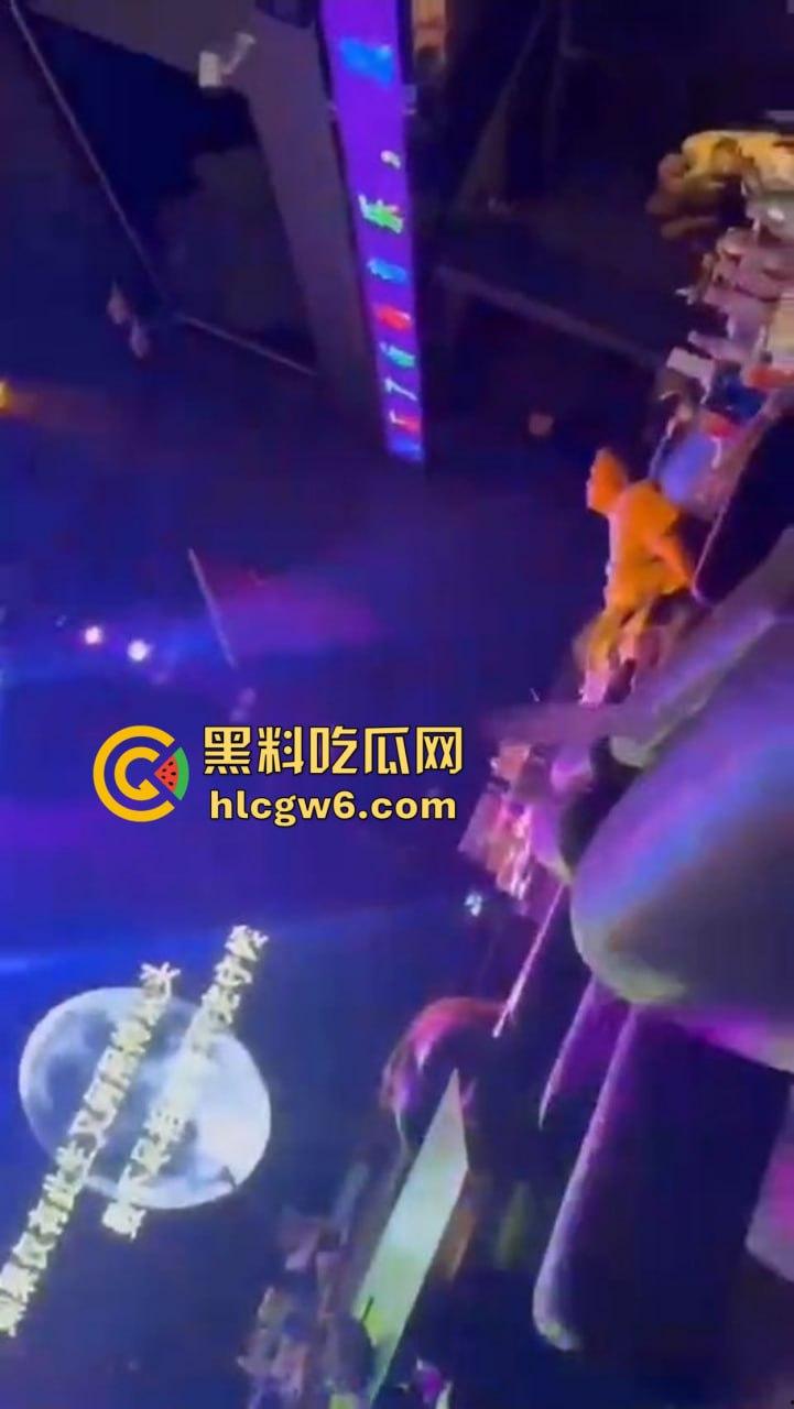 滑县音乐餐厅上演大型咽棒现场，大哥悠闲躺平 骚女当众舔肉棒舔到情深深，保安看不下去强制清场！-2