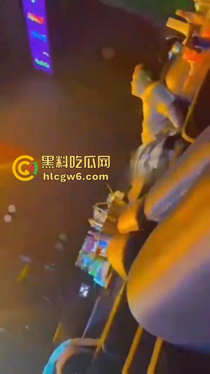 滑县音乐餐厅上演大型咽棒现场，大哥悠闲躺平 骚女当众舔肉棒舔到情深深，保安看不下去强制清场！-6