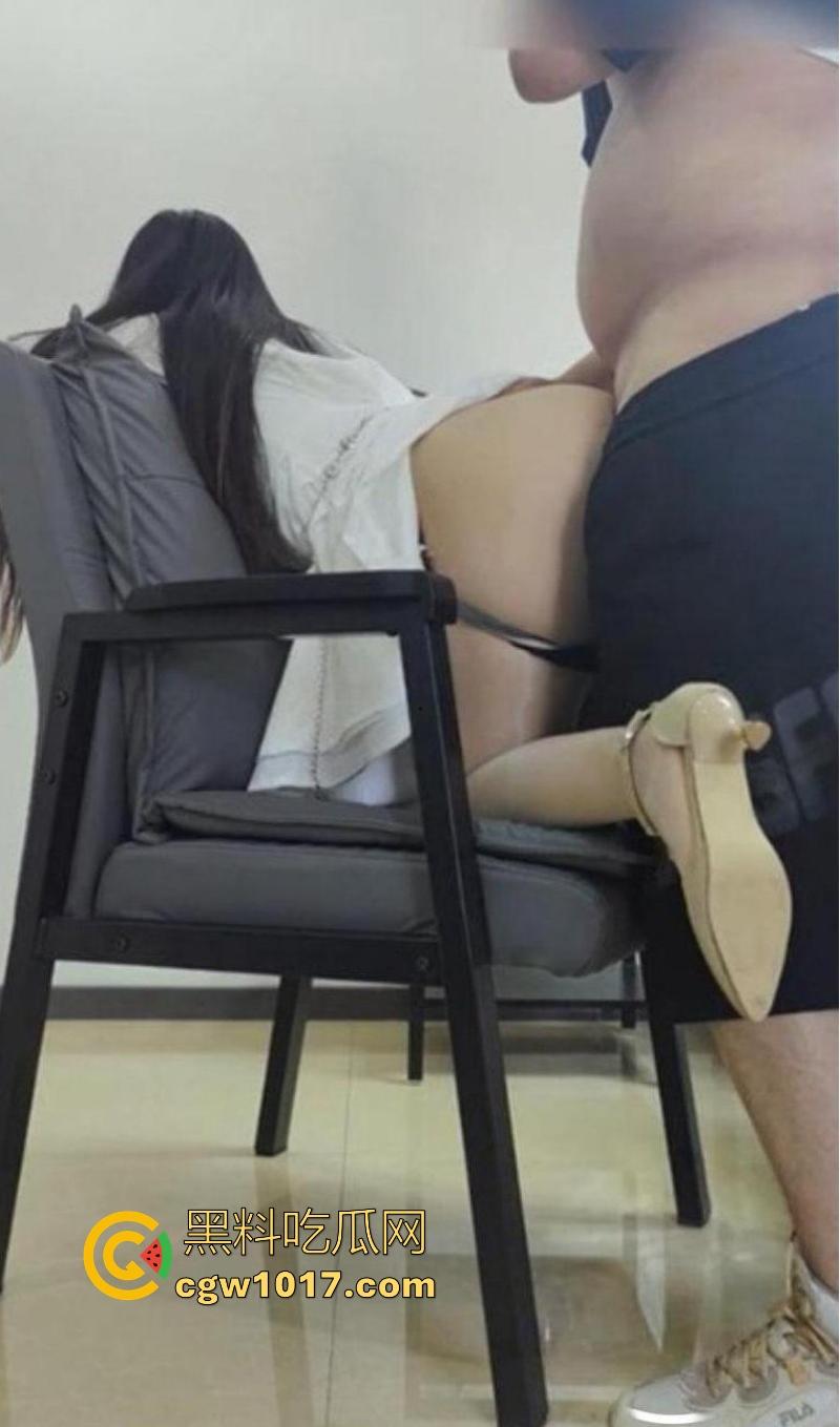 海角乱伦！家里的亲戚一起聚餐，与嫂子棋牌室激情交欢，亲友在隔壁打麻将，小叔子奋力操逼播种！-9